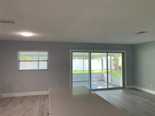 Building Photo - 4714 W Chapin Ave