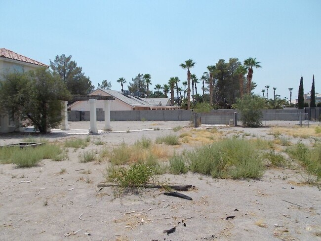 Building Photo - Spacious Estate on Nearly an Acre!