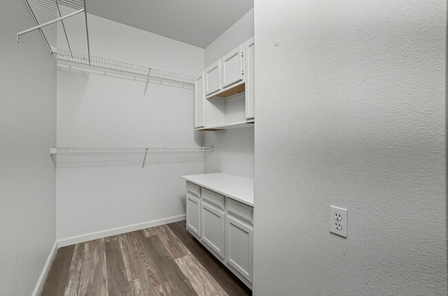 Building Photo - Upgraded 1 Bedroom Condo in Gated Communit...
