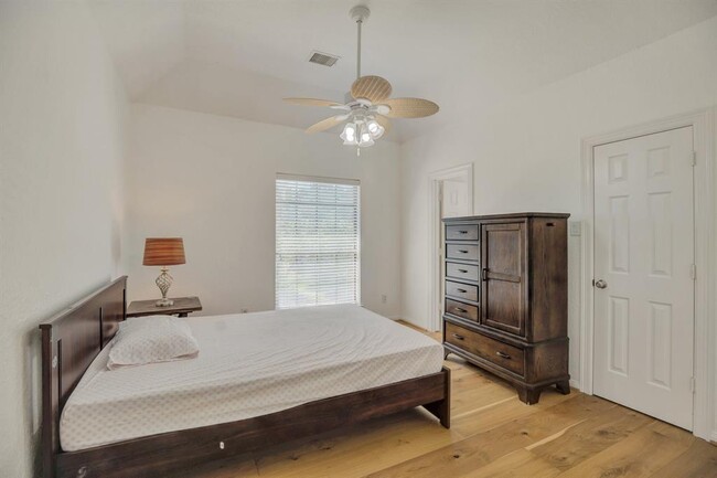 Building Photo - 301 Winding Oak Ln S