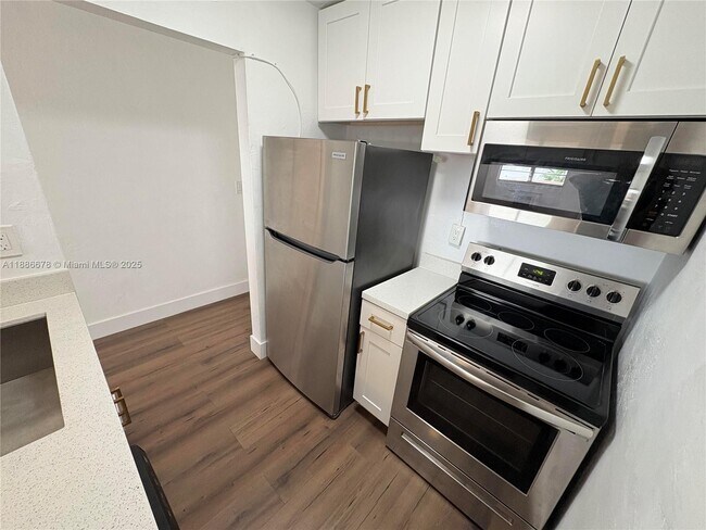 Building Photo - 505 NE 30th St