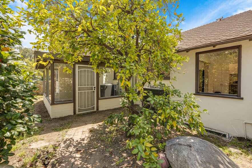 Building Photo - 2151 N Altadena Dr