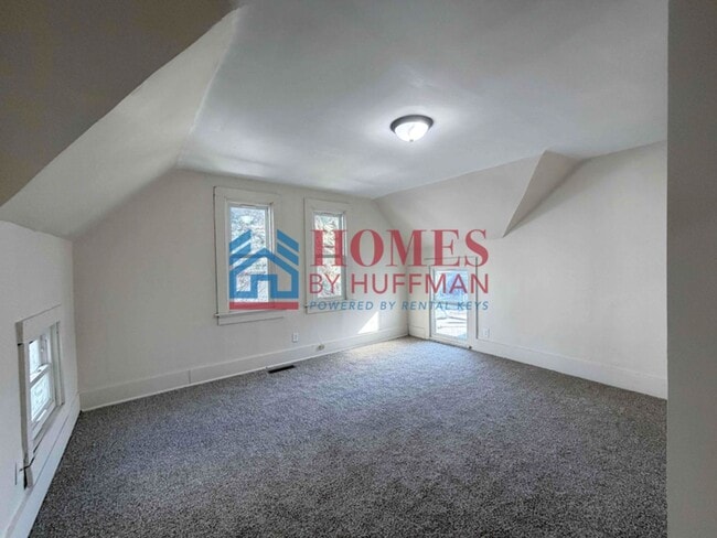 Building Photo - Three Bedroom House w/ Bonus Room