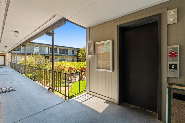 Building Photo - 2425 Ashdale Dr