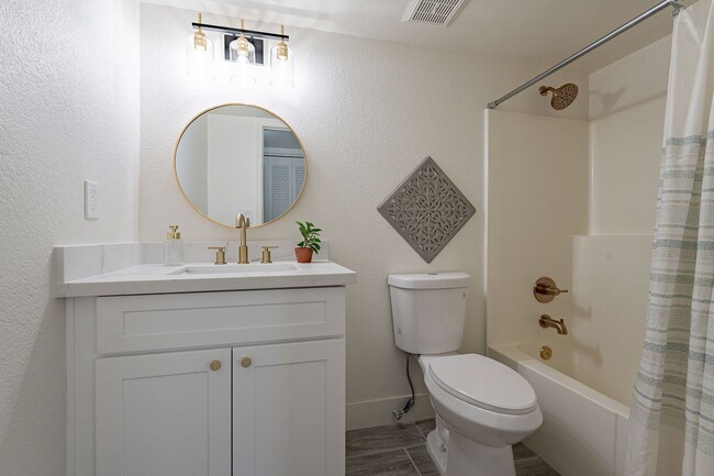 Building Photo - Fresh & Clean Townhome in North Phx!
