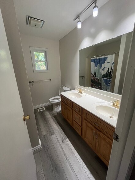 Building Photo - 559 Malletts Bay Ave