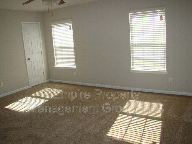 Building Photo - 384 Denman Loop