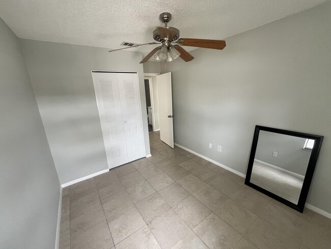 Building Photo - 210 SW Sterret Cir