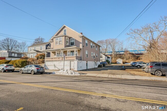 Building Photo - 113 Pequot Ave