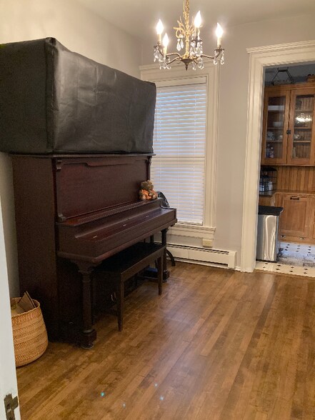 Building Photo - 593 Laurel Ave