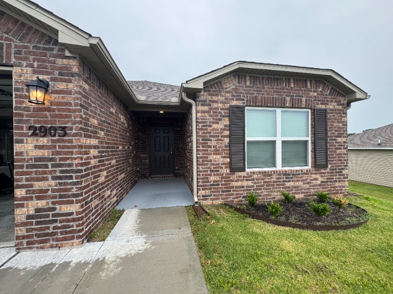 Primary Photo - 2903 W McLaren Dr