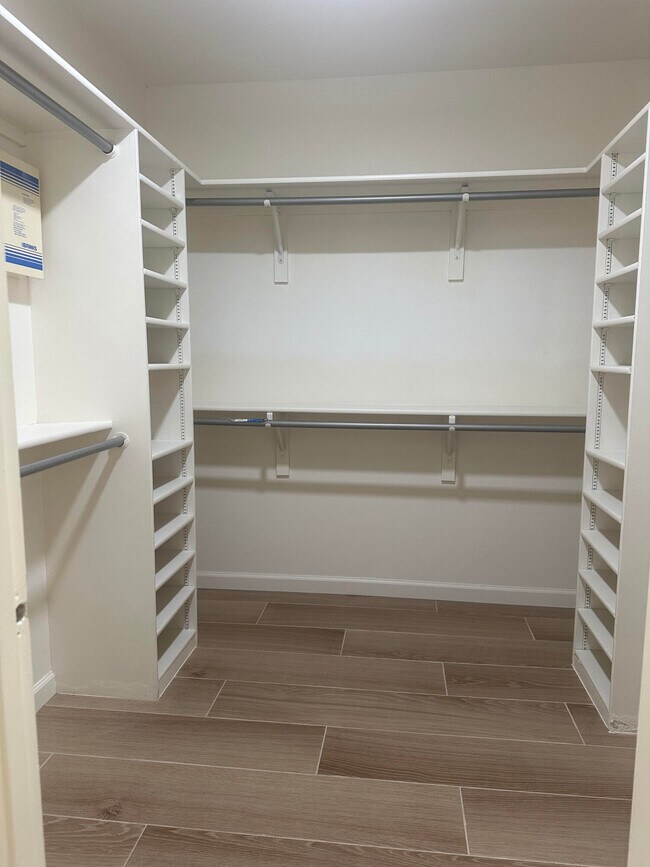 Building Photo - 43548 Virginia Ave