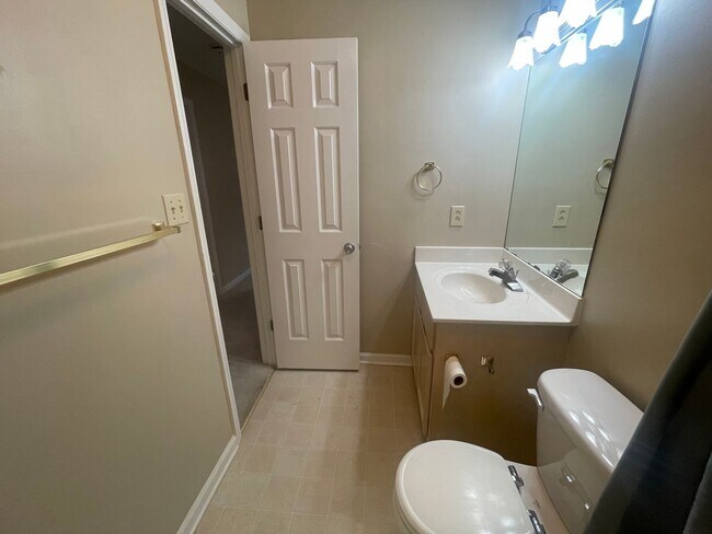 Building Photo - Spacious 2 Bed, 2 Bath Townhouse in Prime ...