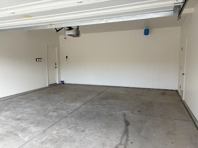 Building Photo - 10213 Hillgate Ave