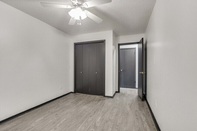 Building Photo - Light-Filled Mid-Century Vibes: 2BR/2BA w/...