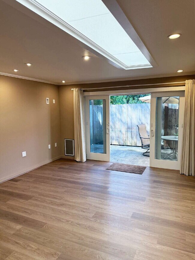 Building Photo - Updated 1-Bedroom Retreat in the Heart of the Springs.