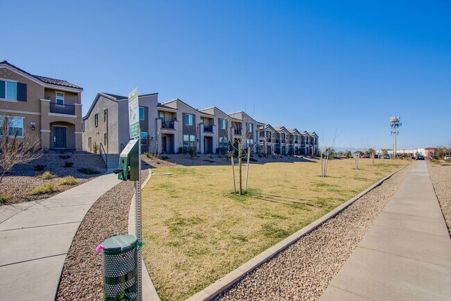 Building Photo - 2 Story Townhouse in Gated Community! Comi...