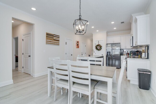 Building Photo - 3 Bedroom 2 Bathroom Ranch