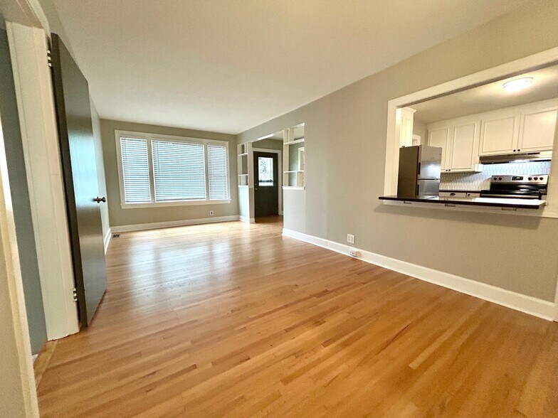 Building Photo - 247 Graeme Dr