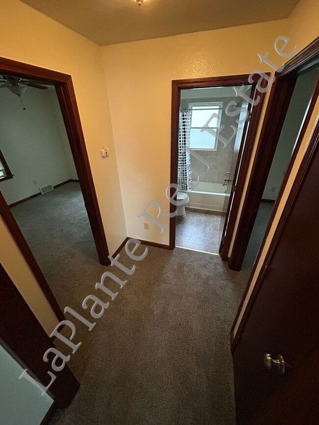 Building Photo - Charming and Cozy 2-Bed Home with Fenced Y...