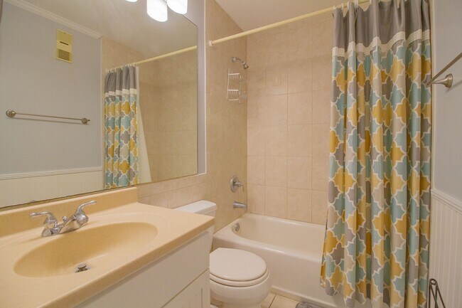 Building Photo - OCEANFRONT OFF-SEASON MONTH RENTAL READY FOR YOUR FALL ESCAPE