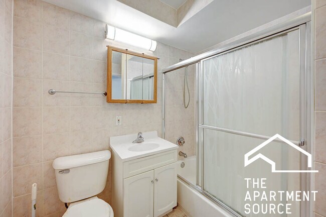 Building Photo - 3424 N Sheffield Ave