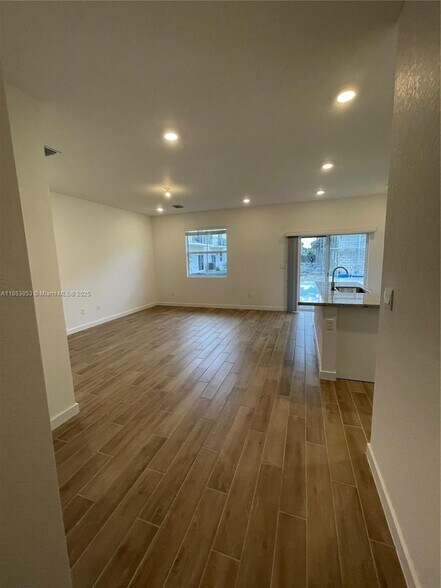 Building Photo - 1672 SE 8th Ave