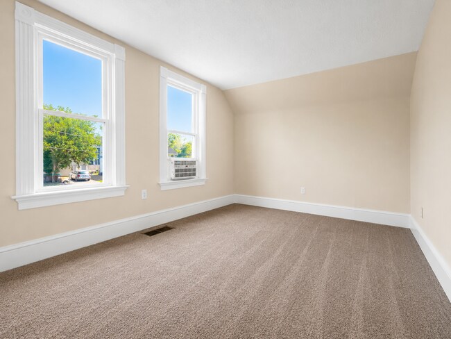 Building Photo - $1500 | 3 Bedroom 1 Bathroom | Two Story