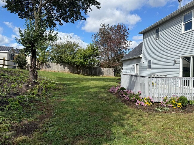 Building Photo - 1560 Buttercup Dr