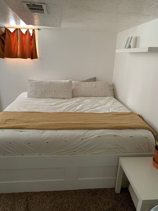 Building Photo - Cute 2 Bed/1 Bath Basement Apartment super...