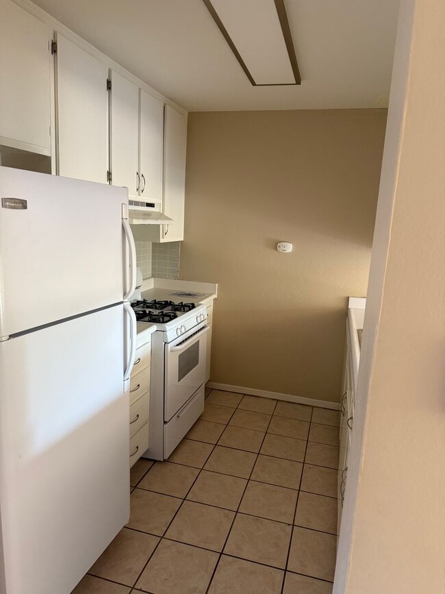Building Photo - 2 Bedroom 1.5 Bath Beautiful Townhome in E...