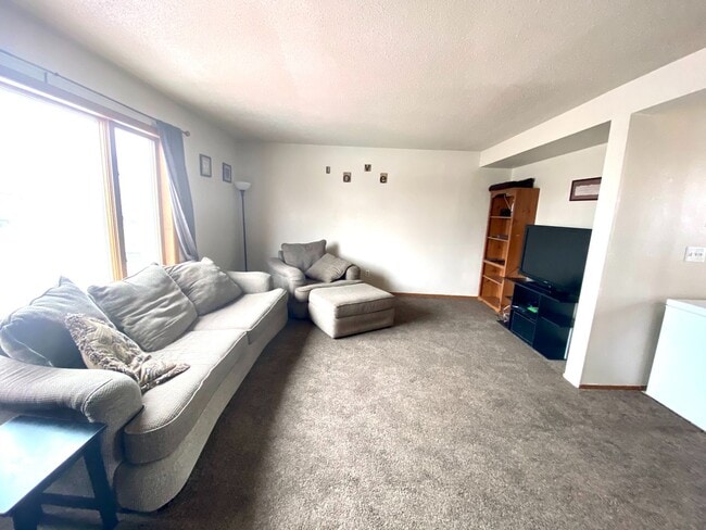 Building Photo - For Rent: Charming 3-Level Townhome in Qui...