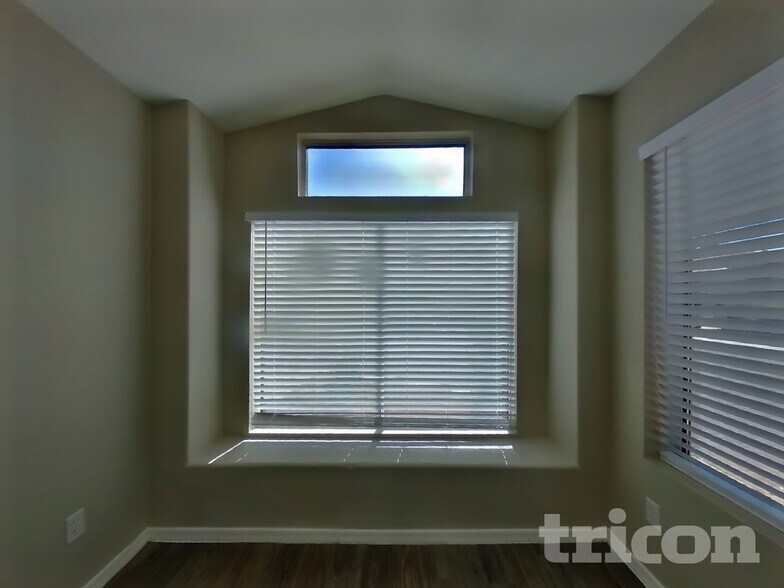 Building Photo - 4005 E La Salle St