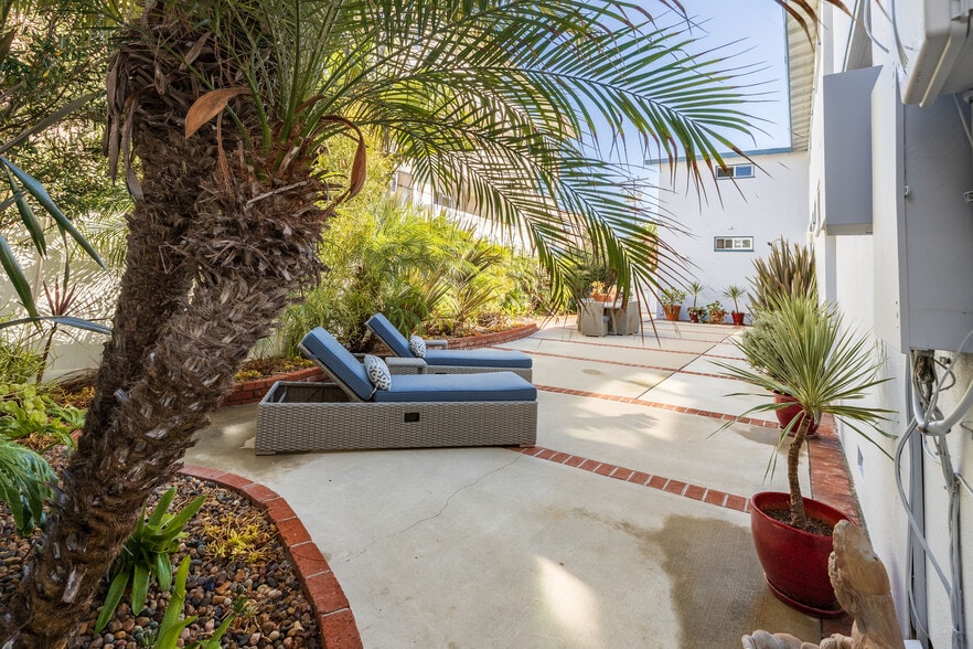 Building Photo - 1710 Esplanade