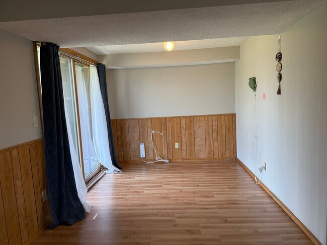 Building Photo - Low Maintenance Living - 2 Bedroom 2 Bathr...