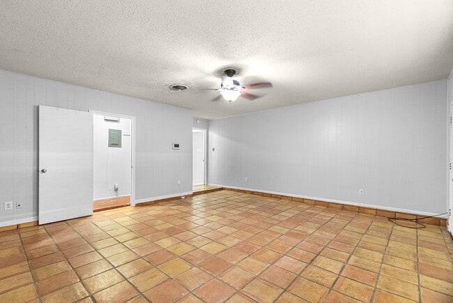 Building Photo - 2405 Emerson Ct