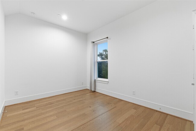 Building Photo - 2412 Canal St