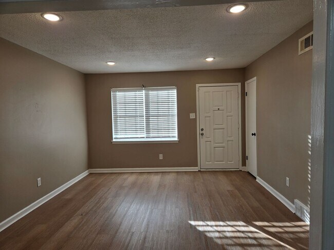 Building Photo - MOVE-IN SPECIAL 1/2 OFF 1ST MONTH'S RENT!!