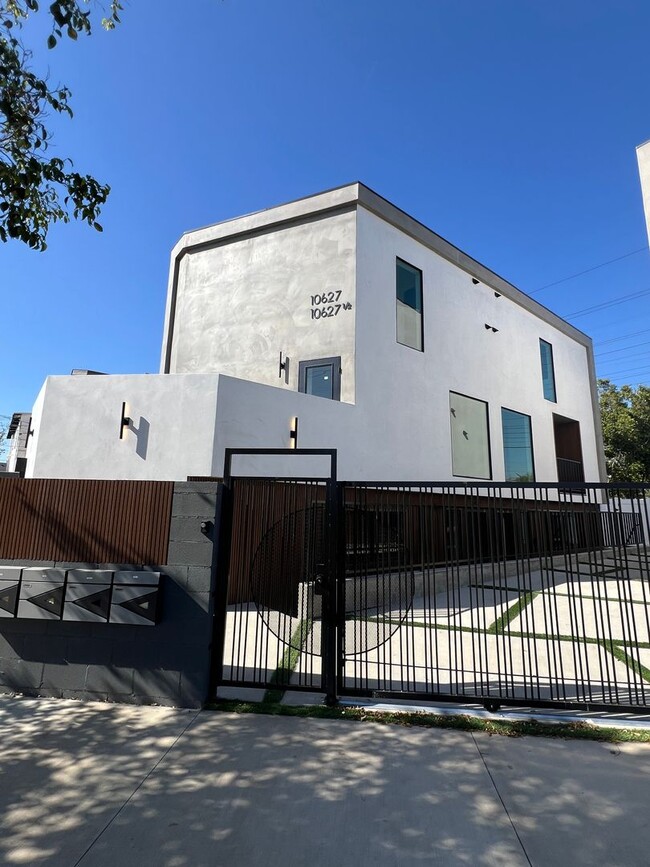 Building Photo - 10627 Hatteras St
