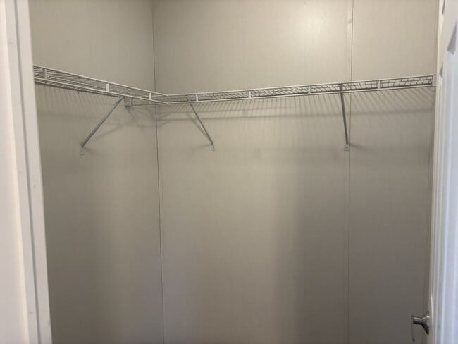 Building Photo - 825 Willowbrook Dr