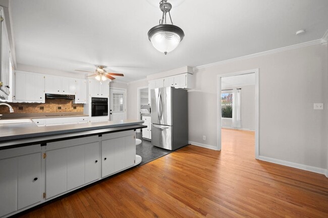 Building Photo - Spacious 4BR (or 3BR + Bonus) with 2 Living Rooms, Screened Porch & 4-Car Garage