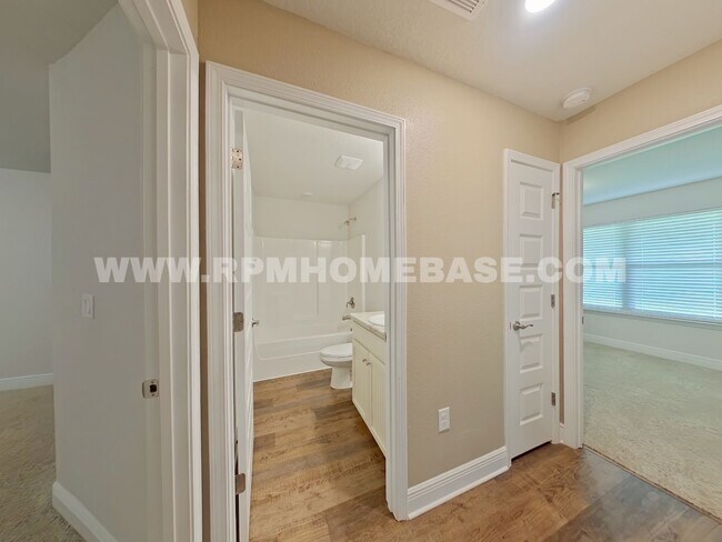 Building Photo - 5820 Crestlake Dr