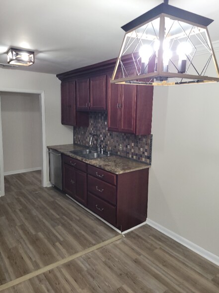 Building Photo - 3567 Kingsview Dr