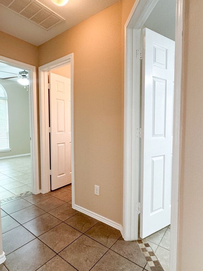 Building Photo - Perfect location! 4/2 home!