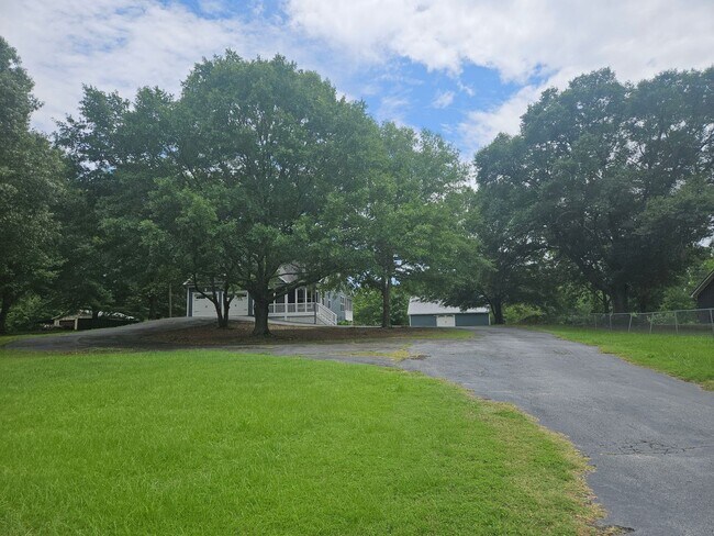 Building Photo - Spacious Hiram House on 1.37 Acres