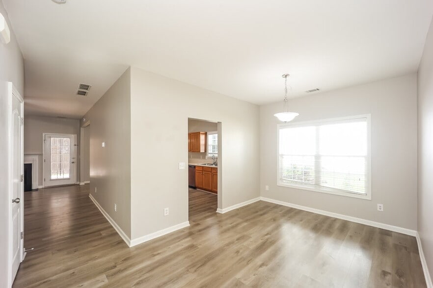 Building Photo - 323 Oakhaven Way