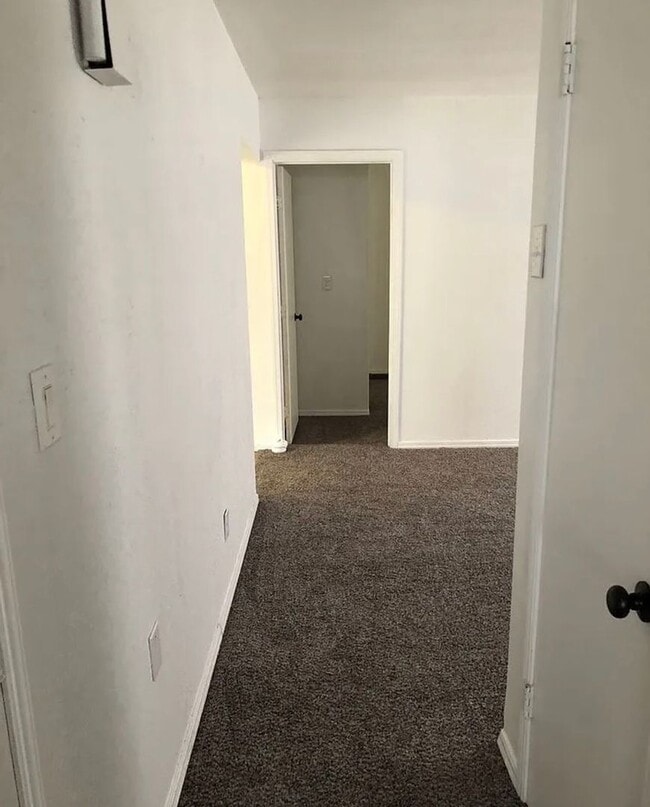 Building Photo - Spacious 4-bedroom, 1-bath home