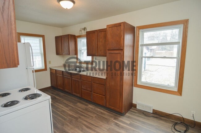 Building Photo - Spacious 5-Bedroom Home – Pet-Friendly and...