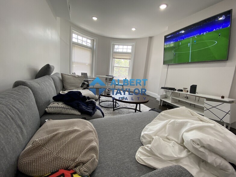 Building Photo - 9 Strathmore Rd