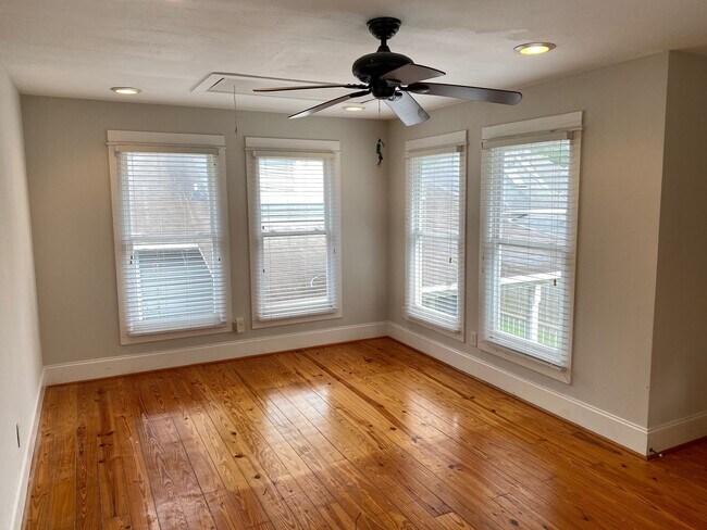 Building Photo - 1209 Cortlandt St
